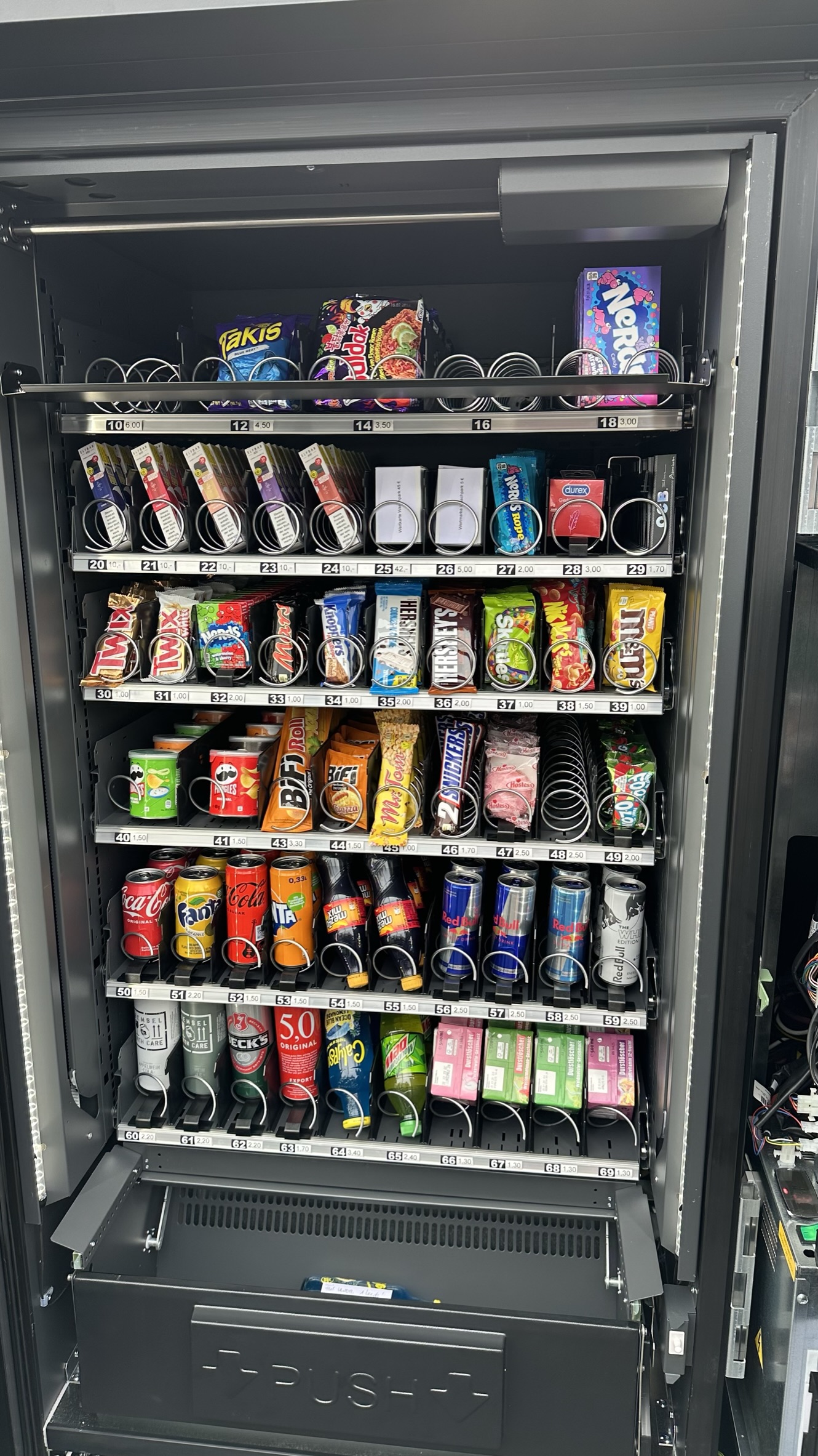Geöffneter Noshbox Verkaufsautomat mit Snacks und Getränken